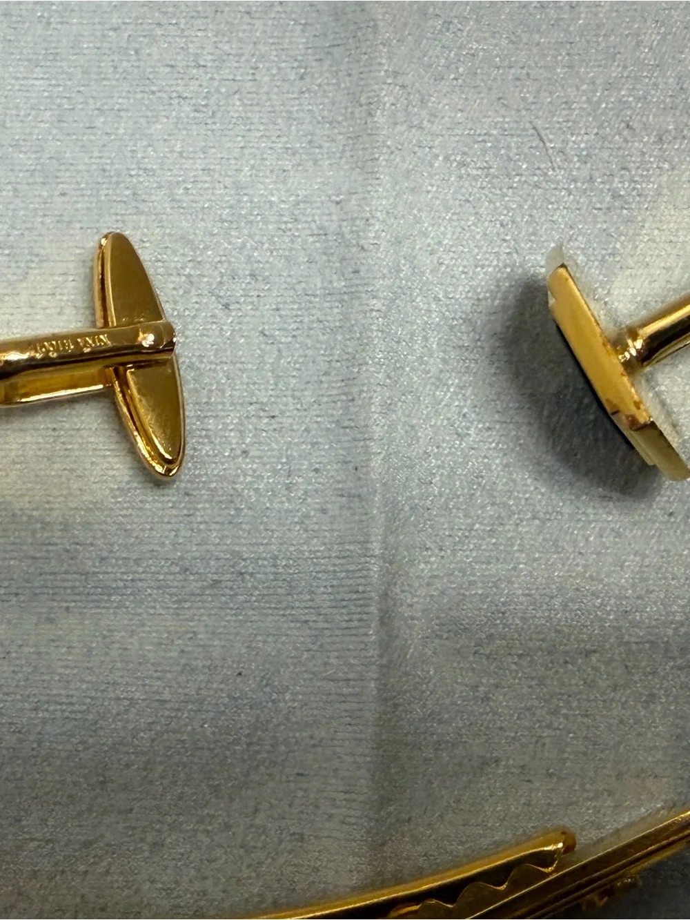 🎡🎡 Vintage- Nina Ricci Gold Tone Cufflinks and Tie Clip with Black Hexagon Inlay